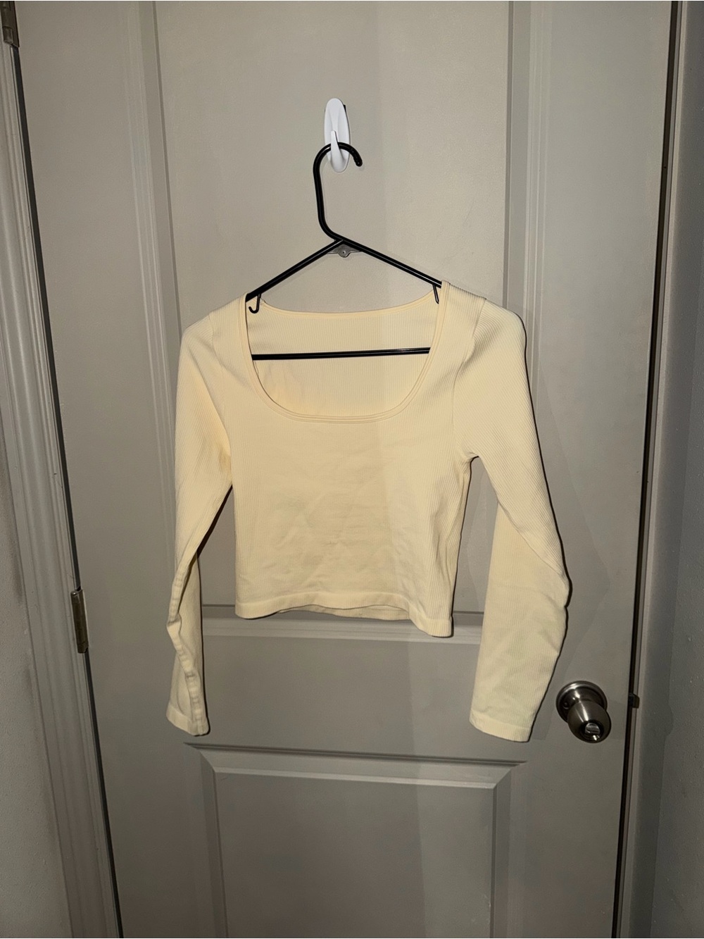 Ribbed Scoop-Neck Longsleeve Crop Top in Cream